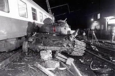 Bei einem Zugunglück am 19. Januar 1988 starben bei Forst Zinna (Brandenburg) sechs Reisende eines D-Zuges. Ein sowjetischer Panzer T 64 war auf dem Gleis stehen geblieben.