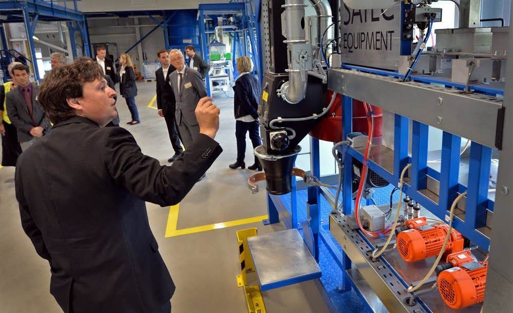 Zur Erweiterung des neuen Bayer-Standortes in Gatersleben: Thomas Daamen erläutert den Gästen das Beizen von Saatgut.