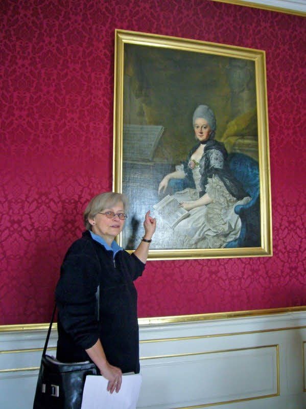 Ulrike Müller vor einem Gemälde der Herzogin Anna Amalia.