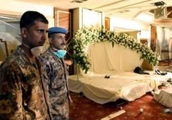 Zwei jordanische Soldaten überwachen den Ort des Anschlags. (Foto: dpa)