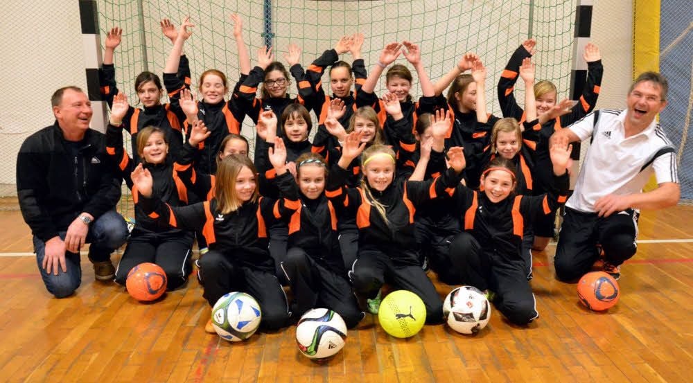 Beim Fototermin am Dienstagabend herrschte bei den Fußballerinnen der Kreisauswahl-Mannschaften U12 und U15 gute Laune.