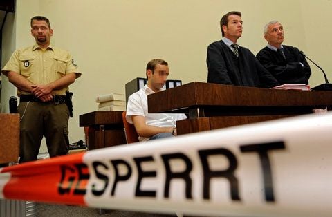Die wegen Mordes angeklagte Sebastian L. (2.v.l.) und seine Rechtsanwälte Jochen Ringler (2.v.r.) und Roland Autenrieth (r.) warten im Landgericht München beim Prozessauftakt um die tödliche Attacke auf den Geschäftsmann Dominik Brunner auf den Prozessbeginn. (FOTO: DDP)