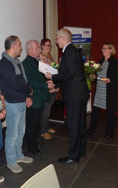 Peter Junge bekommt den Preis von Sozialminister Norbert Bischoff (SPD) überreicht.