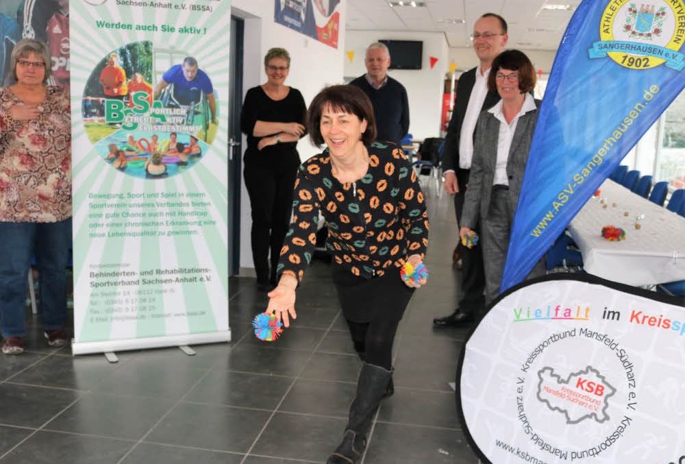 Geschäftsführerin Andrea Holz probiert mit Landrätin Klein (rechts) und Sangerhausens OB Strauß (2.v.r.) Spiele für das Landessportfest aus.
