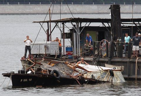 Eines der beiden auf der Moskwa versunkenen Boote wird gegoben. (FOTO: AP)