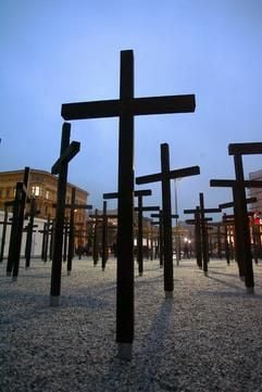 Dunkle Holzkreuze, eines für jedes Opfer der innerdeutschen Grenze, stehen am Checkpoint Charlie in Berlin (Archivfoto vom 31.12.2004). (Foto: dpa)