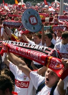 Fans des VfB Stuttgart jubeln beim Public Viewing auf dem Schlossplatz in der Stuttgarter Innenstadt während des letzten Spieltages der Fußball-Bundesliga. (Foto: dpa)