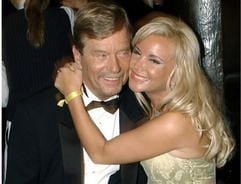 Prinz Ferfried von Hohenzollern (63) und seine damalige Freundin Tatjana Gsell (35) schmusen im November 2004 in Berlin auf der Festlichen Operngala für die Aids-Stiftung. (Archivfoto: dpa)