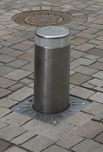 Ein versenkbarer Poller, der mit einem Spezialschlüssel zu bedienen ist, wurde bereits an der Einfahrt zum Marktkirchhof installiert.