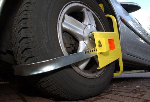 Mit einer Parkkralle werden säumigen Zahlern die Autos stillgelegt.