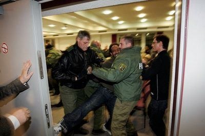 Polizeibeamte nehmen am 08.12.08 im Gerichtssaal am Landgericht in Dessau-Rosslau einen Prozessbeobachter in Gewahrsam. (FOTO: DDP)