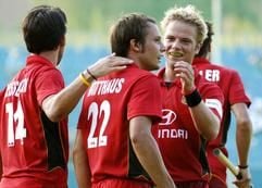 Nach der Begegnung Deutschland - England gratuliert Oliver Markowsky (r) dem Torschützen Matthias Witthaus (M), links Tibor Weissenborn. Witthaus hatte kurz vor Schluss den Treffer zum 1:0 erzielt. Im Halbfinale treffen die deutschen Hockeyherren nun auf Spanien. (Foto: dpa)