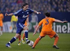 Der Schalker Kevin Kuranyi (l) und Gabriel Milito vom FC Barcelona versuchen an den Ball zu kommen. (Foto: dpa)