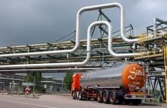 Über rund 20 km Rohrbrücken und 600 km Rohrleitungen versorgt die INFRALEUNA Infrastruktur und Service GmbH die ansässigen Unternehmen am Chemiestandort Leuna mit den notwendigen Medien. (Foto: dpa)