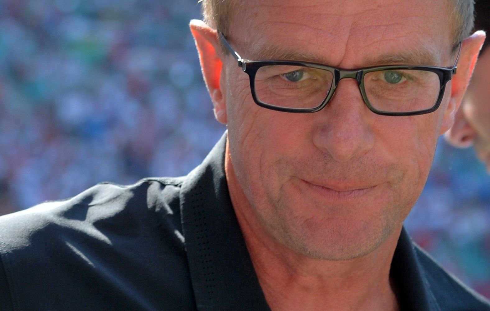 Leipzigs Trainer Ralf Rangnick steht nachdenklich an der Linie.