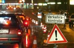 Ein Schild kündigt eine Polizeikontrolle auf einer Autobahn an. (Archivfoto: dpa)