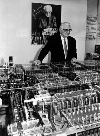 Der Erfinder des ersten Computers der Welt, Professor Konrad Zuse, mit seinem Nachbau, des sogenannten Z 1, im Berliner Museum für Verkehr und Technik. (ARCHIVFOTO: DPA)