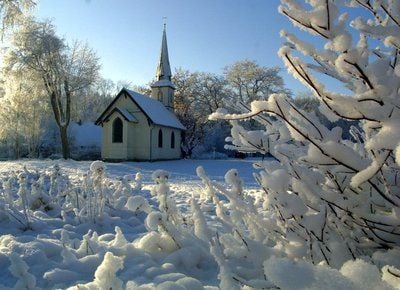 In winterlicher Idylle zeigt sich die kleinste Holzkirche Deutschlands in Elend (Landkreis Wernigerode). (FOTO: DPA)