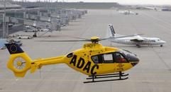 Der Rettungshubschrauer «Christoph 70» der ADAC-Luftrettung fliegt am Dienstag (01.11.2005) über dem Terminal des Flughafens Leipzig-Halle in Schkeuditz. (Foto: dpa)