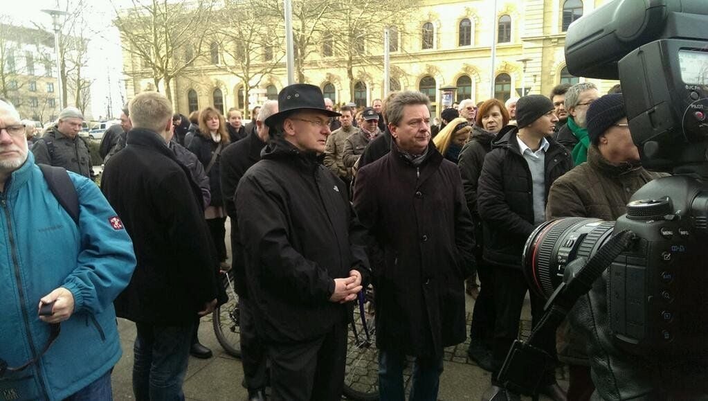 Auch Ministerpräsident Reiner Haseloff unterstützt mit Oberbürgermeister Lutz Trümper die Gegendemonstranten.