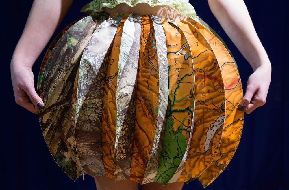 Quasi ein „Rock around the World“ - aus einer alten Geografie-Schulkarte entstand dieser Ballon-Rock.