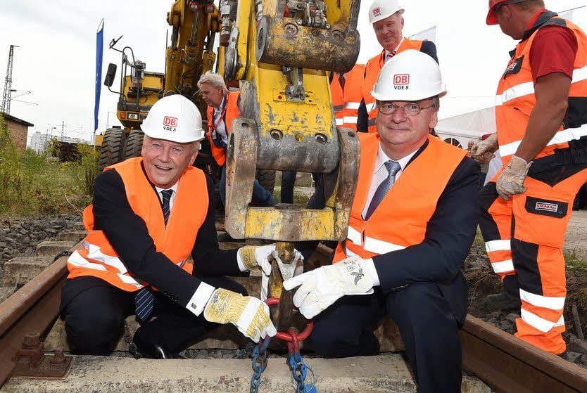 Bahnchef Rüdiger Grube und Sachsen-Anhalts Ministerpräsident Rainer Haseloff haben am Freitag den Startschuss für das Projekt gegeben.