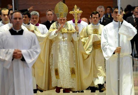 Benedikt XVI. ist am Mittwoch in dem portugiesischen Marienwallfahrtsort Fátima von zehntausenden Menschen begeistert empfangen worden. (FOTO: DPA)