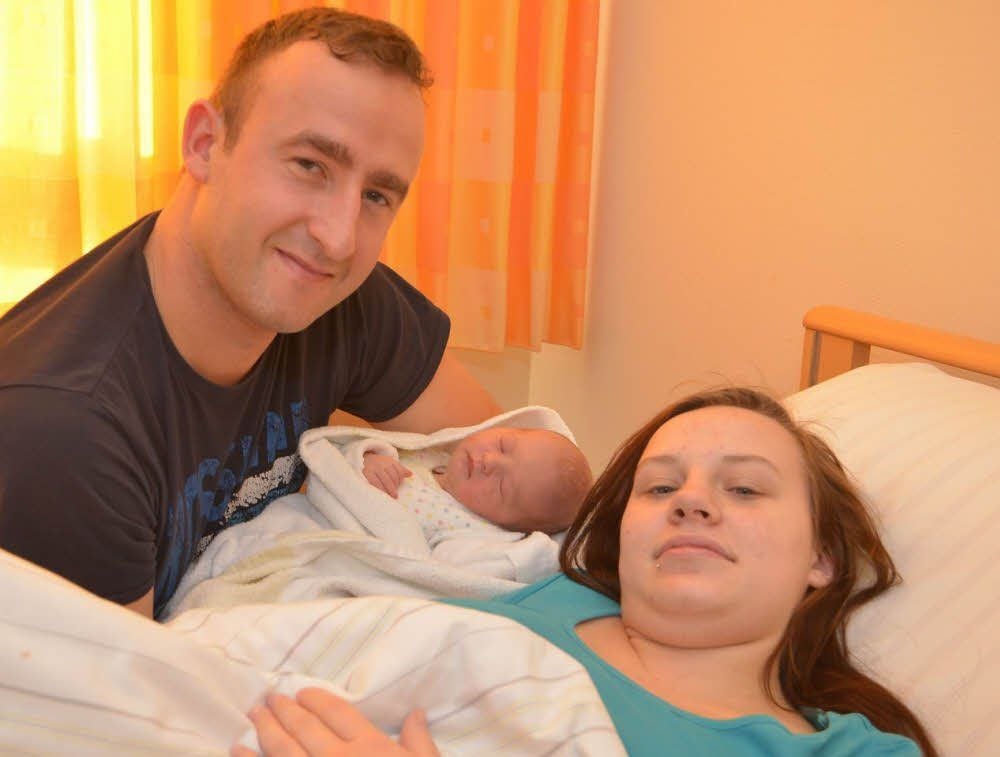 Emiliya-Valentina mit ihren Eltern Michaela Ritter und André Schulz.