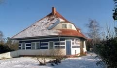 Unweit des Fischerdorfes Vitte auf Hiddensee bewohnte einst der dänische Stummfilmstar Asta Nielsen dieses «Karusel» genannte Haus. (Foto: dpa)