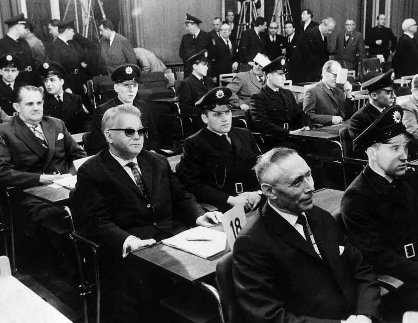 Einige der Angeklagten, die Ende 1963 vor Gericht standen