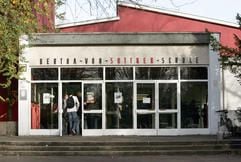 Blick auf die Bertha-von-Suttner-Schule in Berlin-Reinickendorf, wo nach Polizeiangaben ein Amoklauf eines Schülers verhindert worden ist. (Foto: dpa)