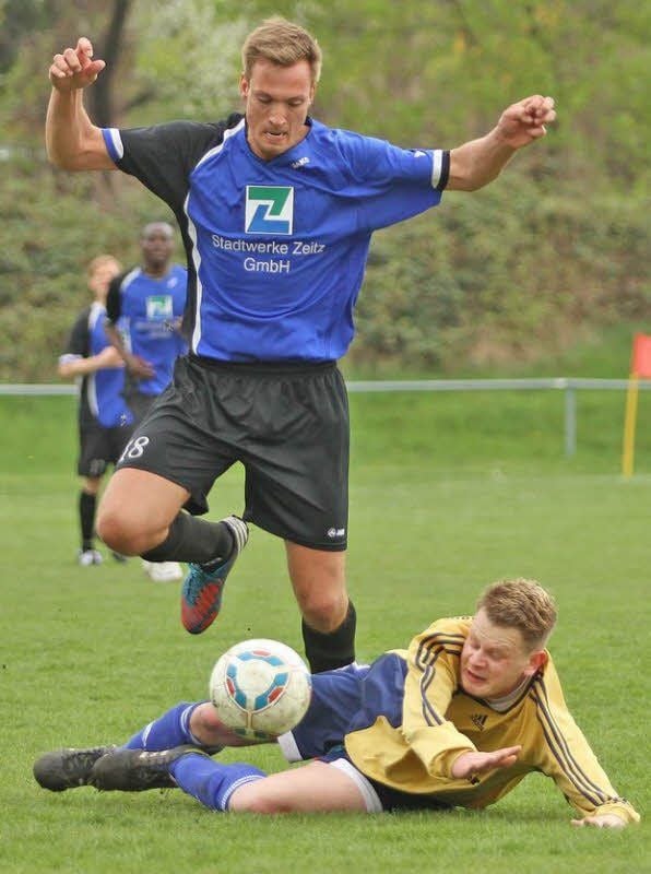 Goalgetter Hans Meier (o.)