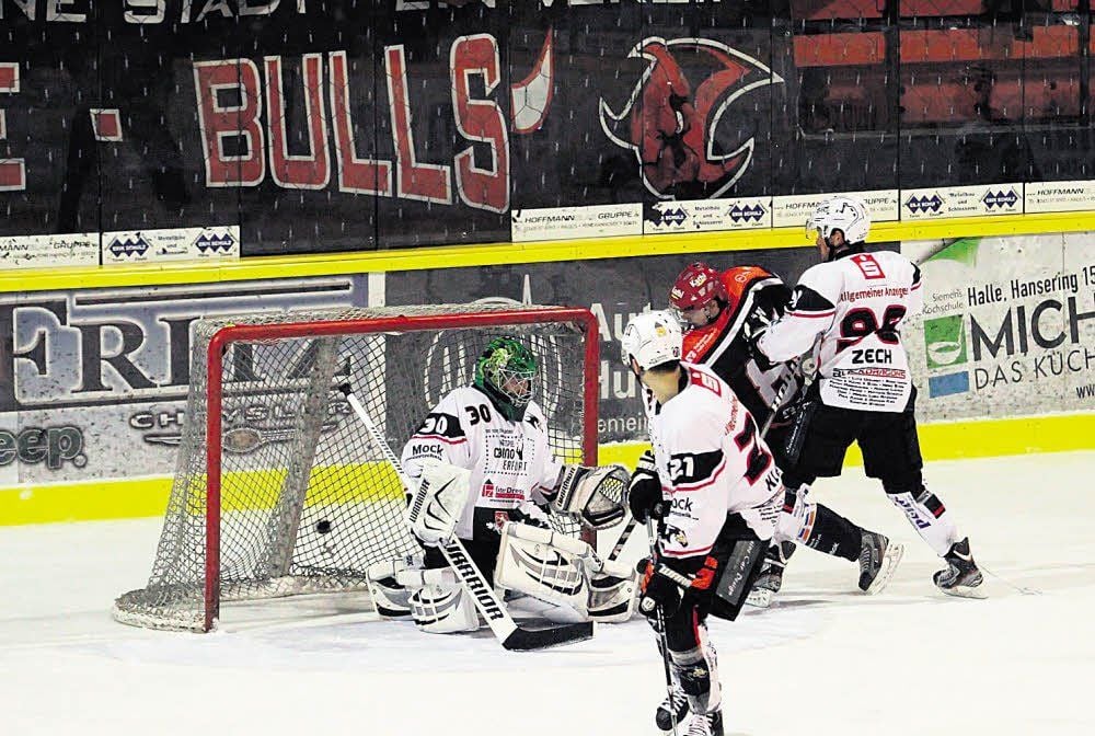 Mehr als vier Jahrzehnte wurde in Sachsen-Anhalts einziger Eissporthalle Eishockey gespielt, zuletzt von den erfolgreichen Saale Bulls. Dann kam die Flut im Sommer 2013 - und nun kämpfen Betreiber und Verpächter vor Gericht um die Regulierung der Schäden.