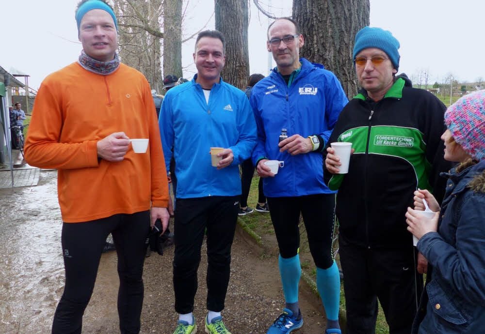 Gemütliche Runde bei Glühwein und Tee nach dem anstrengendem Lauf.