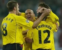 Eitel Sonnenschein, die Dortmunder Mannschaftskameraden herzen Tomas Rosicky nach seinem verwandelten Elfmeter. Der Treffer bedeutete das Erreichen der Zwischenrunde für die Westfalen