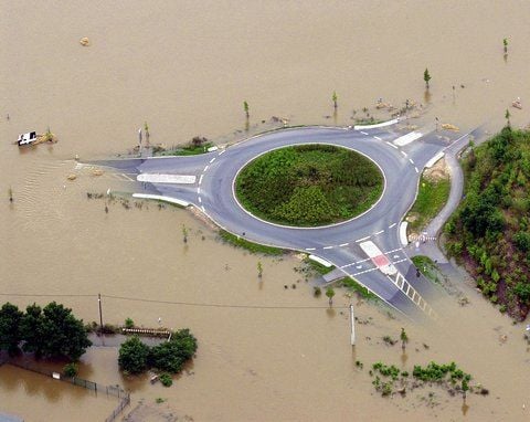 Die Straße mit einem Kreisverkehr bei Bad Düben ist am 14. August 2002 vom Hochwasser überspült. (FOTO: DAPD)