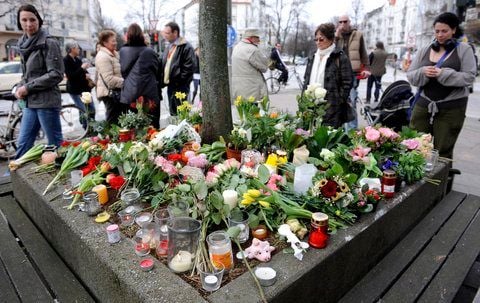 Menschen gedenken auf einem Fußweg im Stadtteil Eppendorf in Hamburg mit Blumen der Opfer des gestrigen Verkehrsunfalls. Ein Wagen war nach einem Zusammenstoß auf den Fußweg geschleudert worden. Bei dem Unfall starben vier unbeteiligte Menschen, acht weitere wurden verletzt. Unter den Toten des schweren Verkehrsunfalls sind der Sozialwissenschaftler Günter Amendt (71) und der Schauspieler Dietmar Mues (65) sowie dessen Ehefrau Sibylle (60). (FOTO: DPA)