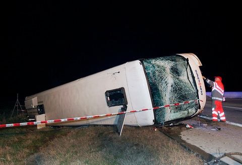 Auf der Autobahn 4 ist in der Nacht zum Samstag in der Nähe von Chemnitz ein polnischer Reisebus verunglückt. (FOTO: DPA)