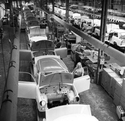 An einem Fließband im VEB Sachsenring Automobilwerk Zwickau werden Zweitakt-Pkw vom Typ Trabant montiert (Archivfoto aus dem Jahr 1970). (FOTO: DPA)
