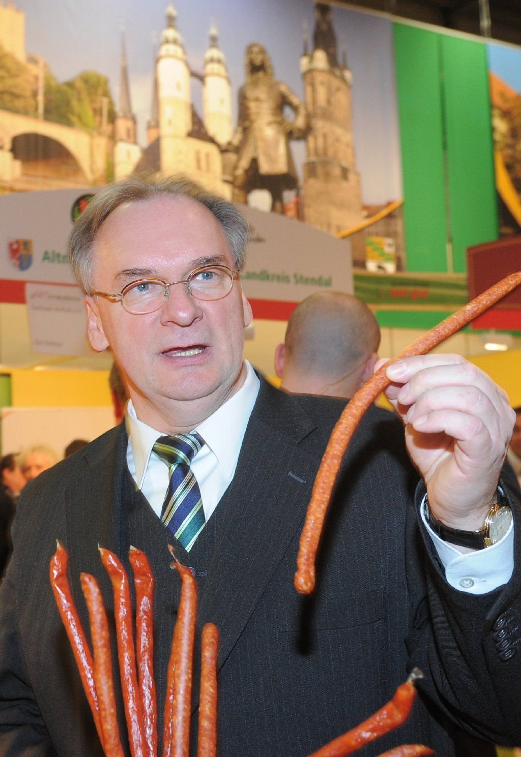 Der Ministerpräsident von Sachsen Anhalt, Reiner Haseloff (CDU), probiert am 20.01.2014 auf der Grünen Woche auf dem Messegelände in Berlin in der Länderhalle einen "Elbwurm".