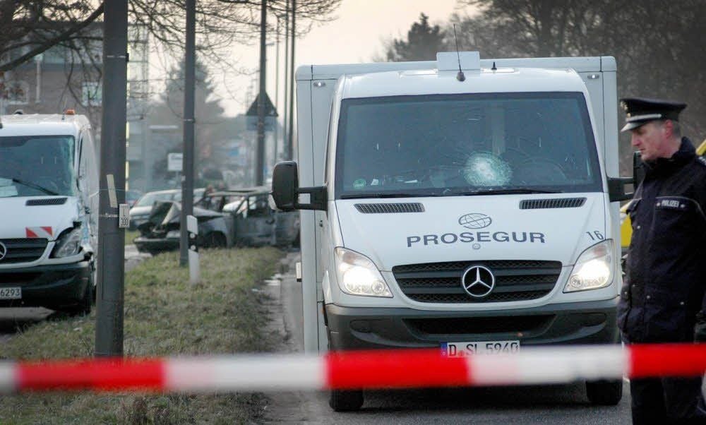 Der Geldtransporter mit den Einschusslöchern steht an der Straße.