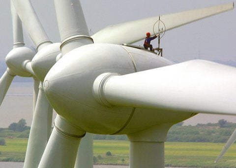 Blick auf eine Windkraftanlage. (FOTO: DPA/ARCHIV)