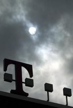 Die hoch verschuldete Deutsche Telekom bleibtnach Einschätzung von Aktionärsschützern für mehrere Jahre einRestrukturierungsfall. (Foto: dpa)