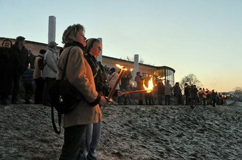 Am schlammigen Ufer an der Elbe in Dessau-Roßlau versammelten sich im Januar 2011 Umwelt-Aktivisten, um gegen Baupläne am Fluß zu protestieren. (ARCHIVFOTO: LUTZ SEBASTIAN)