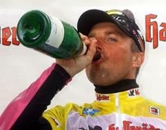 Telekom-Profi Steffen Wesemann trinkt am Samstag (17.05.2003) in Erfurt nach der Schlussetappe der 56. Friedensfahrt von Bad Elster nach Erfurt über 161 Kilometer auf dem Siegerpodest aus einer Sektflasche. Der 32-Jährige holte sich den Gesamtsieg. Die Etappe gewann der Italiener Enrico Degano. (Foto: dpa)