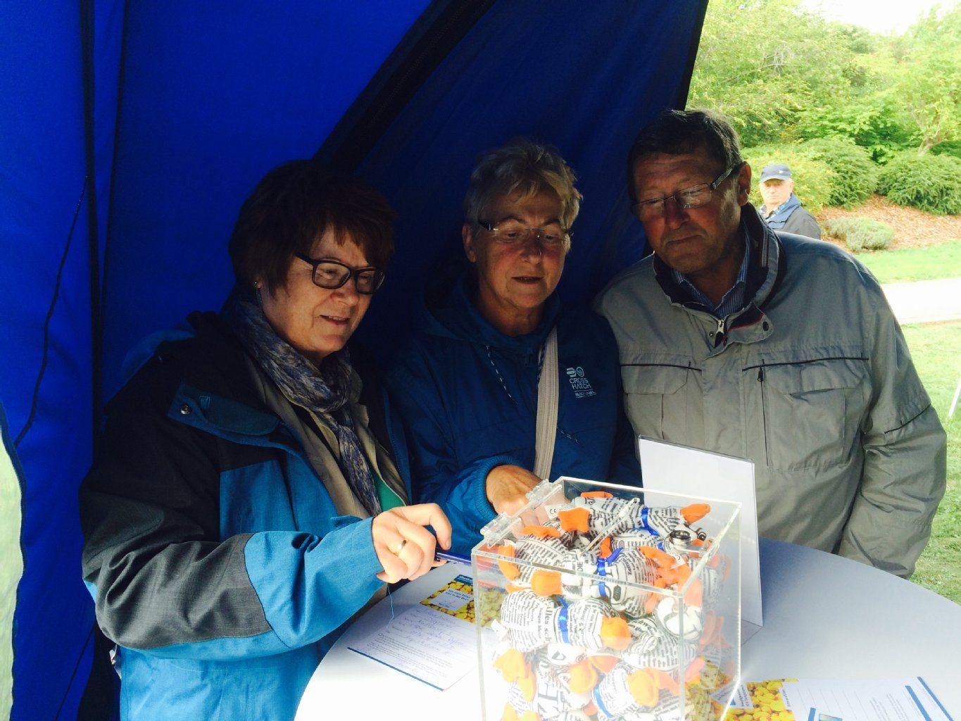 Dagmar Thiemann mit Ehemann Hans-Joachim und Bärbel Körting aus Kleutsch bei Dessau-Roßlau schätzen, dass es mehr als 30 Zeitungsenten sind.