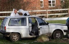 Kriminaltechniker untersuchen den Fluchtwagen, mit dem die beiden junge Männer mit ihrer Geisel nahe Tessin (Kreis Ludwigslust) fliehen wollten. (Foto: dpa)