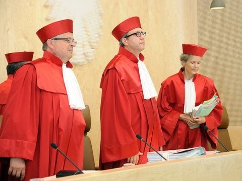 Der Zweite Senat des Bundesverfassungsgerichts in Karlsruhe, v.l. Peter Huber, Andreas Voßkuhle (Vorsitz) und Gertrude Lübbe-Wolff, eröffnet am Dienstag die mündliche Verhandlung über die Eilanträge gegen den permanenten Euro-Rettungsschirm ESM und den europäischen Fiskalpakt. (FOTO: DPA)