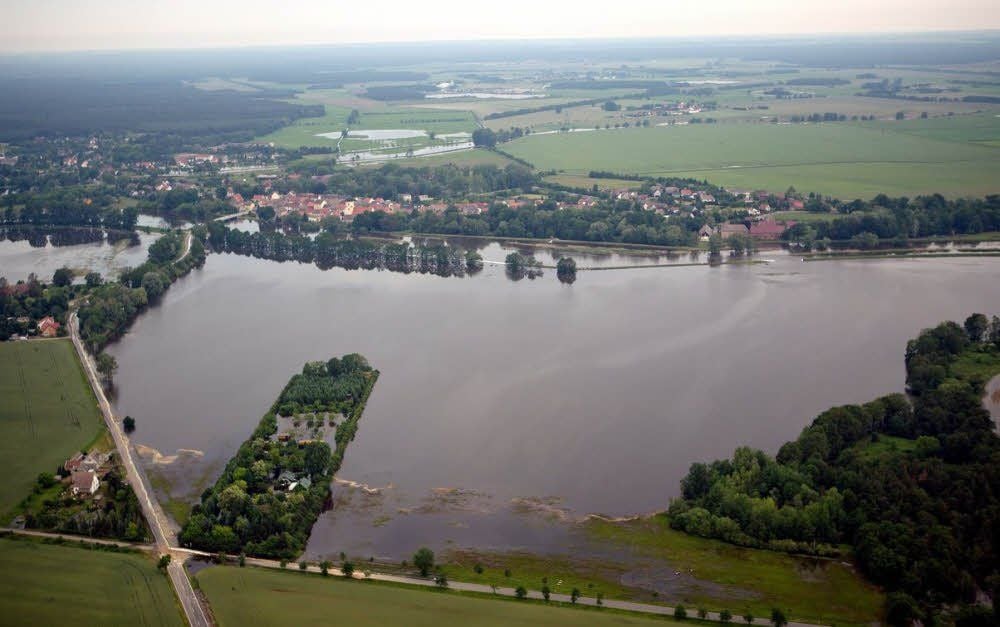 Zwar hat sich, als diese Aufnahme entstand, das Wasser aus dem Dammbruch Schweinitz schon zurückzuziehen begonnen. Das Ausmaß lässt sich aber noch deutlich erkennen.