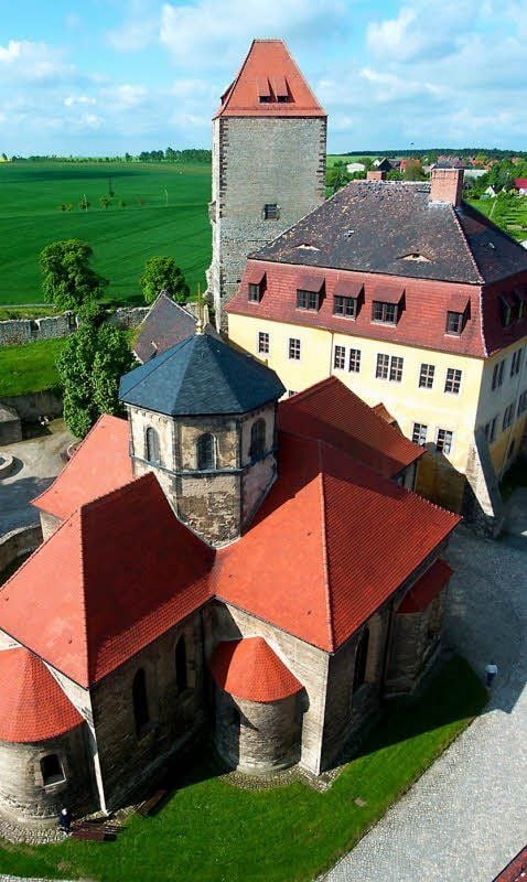 Zwischen Burgkirche und Marterturm steht das Fürstenhaus.